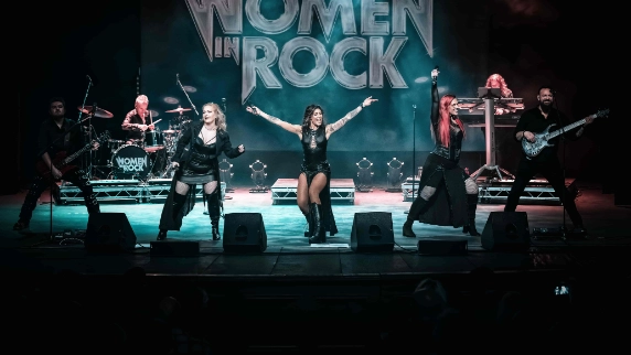 a band consisting of 3 singing ladies, 2 guitarists, a keyboard player and a drummer