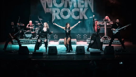 a band consisting of 3 singing ladies, 2 guitarists, a keyboard player and a drummer