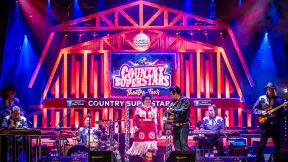 Two singers performing as Patsy and Johnny Cash 