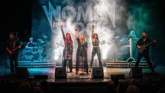 a band consisting of 3 singing ladies, 2 guitarists, a keyboard player and a drummer