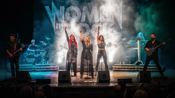 a band consisting of 3 singing ladies, 2 guitarists, a keyboard player and a drummer