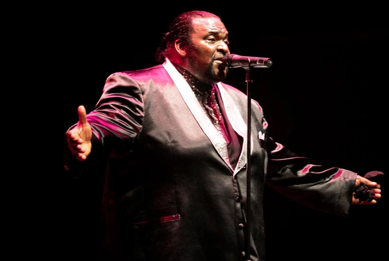 Let The Music Play: THE LEGEND OF BARRY WHITE